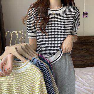 Short-sleeve Round-neck Plaid Knit Top