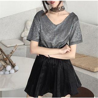 V-neck Short-sleeve T-shirt / A-line Skirt