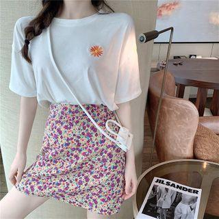 Elbow-sleeve Floral Embroidered T-shirt / Floral Print Mini A-line Skirt