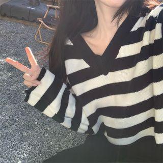 Lettering Patch Cropped Sweater