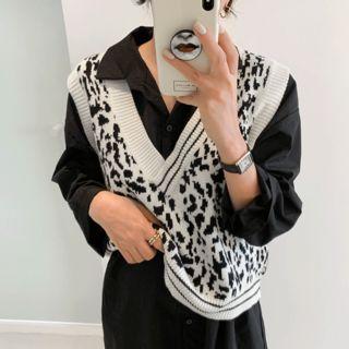 V-neck Sleeveless Leopard Knit Top