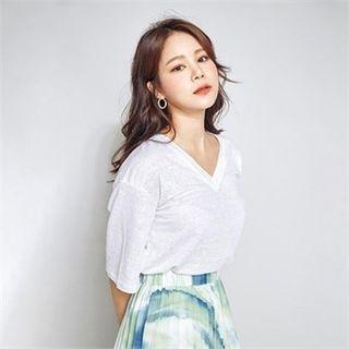 Loose-fit V-neck Linen T-shirt