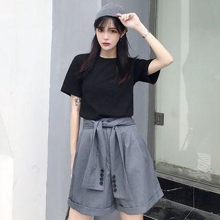 Short-sleeve T-shirt / Tie-waist Shorts