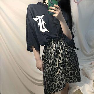 3/4-sleeve Printed Top / Animal Print Wide-leg Shorts