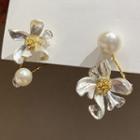 Faux Pearl Flower Earring 1 Pair - Asymmetric - Gold & White - One Size