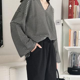 V-neck Loose-fit Stripe T-shirt