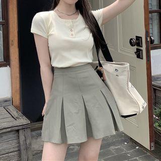Short-sleeve Henley Top / Pleated Mini A-line Skirt