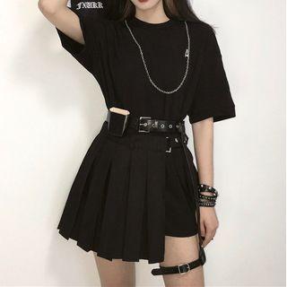 Short Sleeve Plain T-shirt / Pleated A-line Skirt