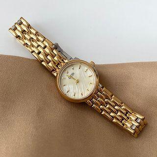Retro Shell Alloy Bracelet Watch A209 - Light Yellow & Gold - One Size
