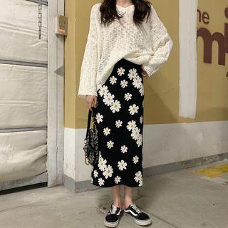 V-neck Knit Top / Flower Knit Midi Skirt