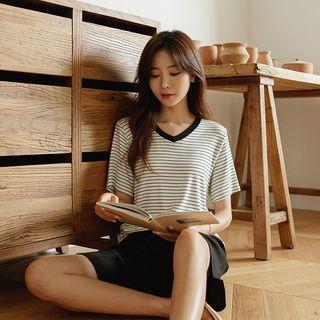 V-neck Piped Stripe T-shirt