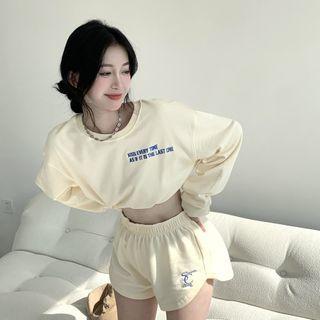 Lettering Print Cropped Sweatshirt / Sweatshorts