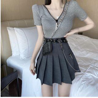 V-neck Short-sleeve T-shirt / Pleated Mini A-line Skirt
