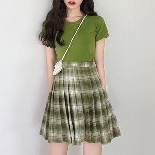 Short-sleeve T-shirt / Plaid Pleated Mini Skirt