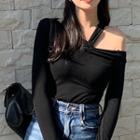 Asymmetrical Cold-shoulder Twisted T-shirt