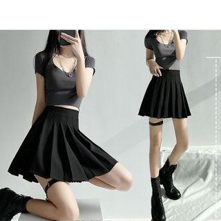 Short-sleeve Scoop Neck T-shirt / Mini Pleated Skirt / Set