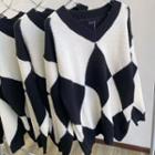V-neck Argyle Sweater White & Black - One Size