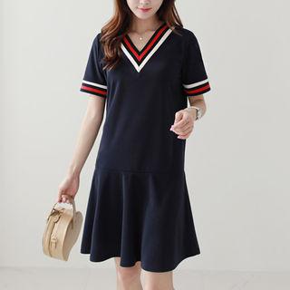 Contrast V-neck Short-sleeve Dress