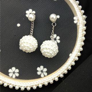 Beaded Ball Ear Stud / Clip-on Earring 1 Pair - Stud Earrings - Ball - White - One Size