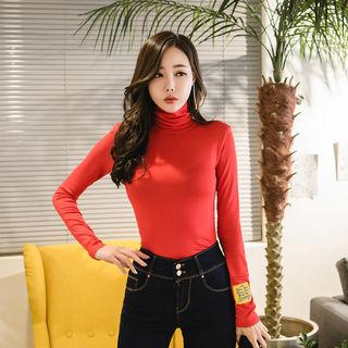 Turtle-neck Letter-patch Top