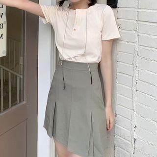 Short-sleeve Henley T-shirt / Pleated Mini A-line Skirt / Set