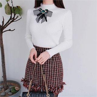 Furry-trim Slim-fit Knit Top With Brooch