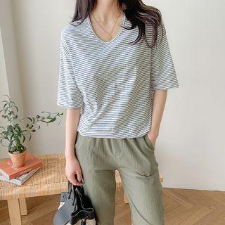 V-neck Dip-back Pinstriped T-shirt