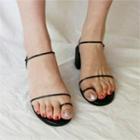 Toe-loop Low-heel Sandals