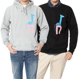 Plus Size Giraffe Printed Pullover In 2 Designs