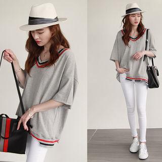 V-neck Contrast-trim Distressed T-shirt