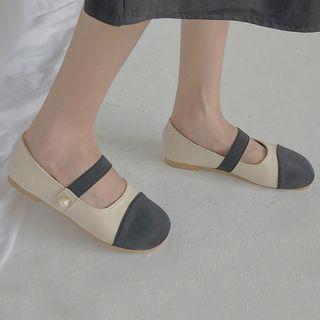 Contrast-color Mary Jane Flats