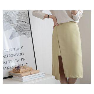 Buckled Slit-front Skirt