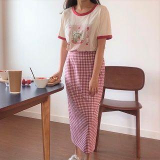 Short-sleeve Printed T-shirt / Plaid Midi Fitted Skirt