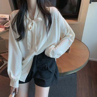 Plain Blouse / High-waist Shorts