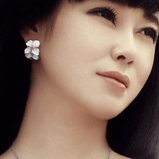 Alloy Flower Earring C4025 - White - One Size