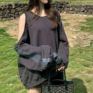Striped Cold-shoulder Pullover / Plain Shorts
