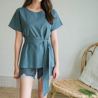 Keyhole-back Tie-waist Top