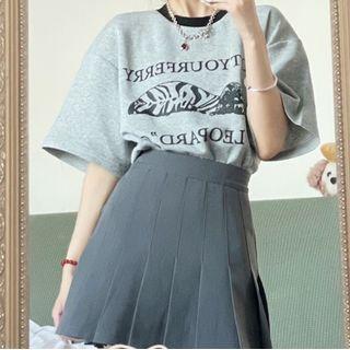 Short-sleeve Round Neck Print Loose Fit T-shirt / High-waist Plain Pleated Mini A-line Shirt