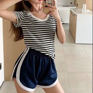 Short-sleeve Striped T-shirt / Contrast Trim Shorts