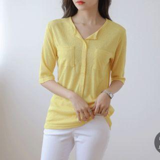 Dual-pocket Slit-neckline T-shirt