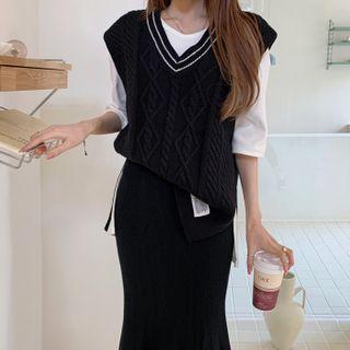V-neck Piped Tag-patched Vest