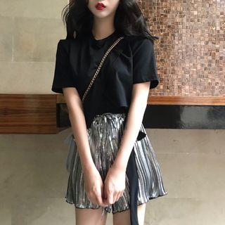 Short-sleeve Asymmetric Hem T-shirt / Wide-leg Shorts