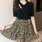 Short-sleeve V-neck Knit Top / Animal Printed Pleated Skirt