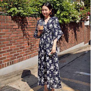 Short-sleeve V-neck Floral Dress Navy Blue - One Size