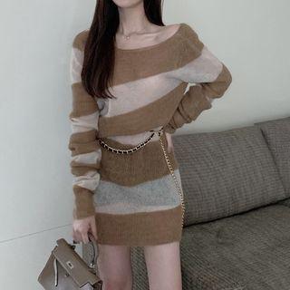 Striped Knit Dress / Chain Belt
