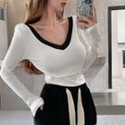 Long-sleeve V-neck Contrast Trim Cropped T-shirt