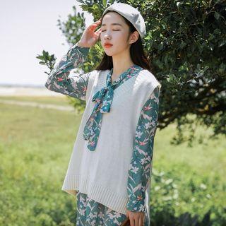 V-neck Knit Vest Light Off-white - One Size