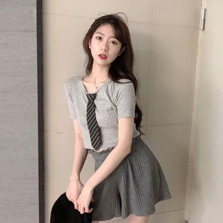 Short-sleeve Tie-neck T-shirt / Wide-leg Shorts