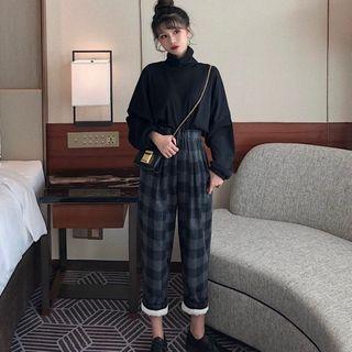 Long-sleeve Turtleneck Top / Cropped Plaid Pants