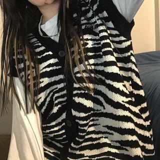 Long-sleeve T-shirt / Zebra Print Vest / Pleated Mini A-line Skirt